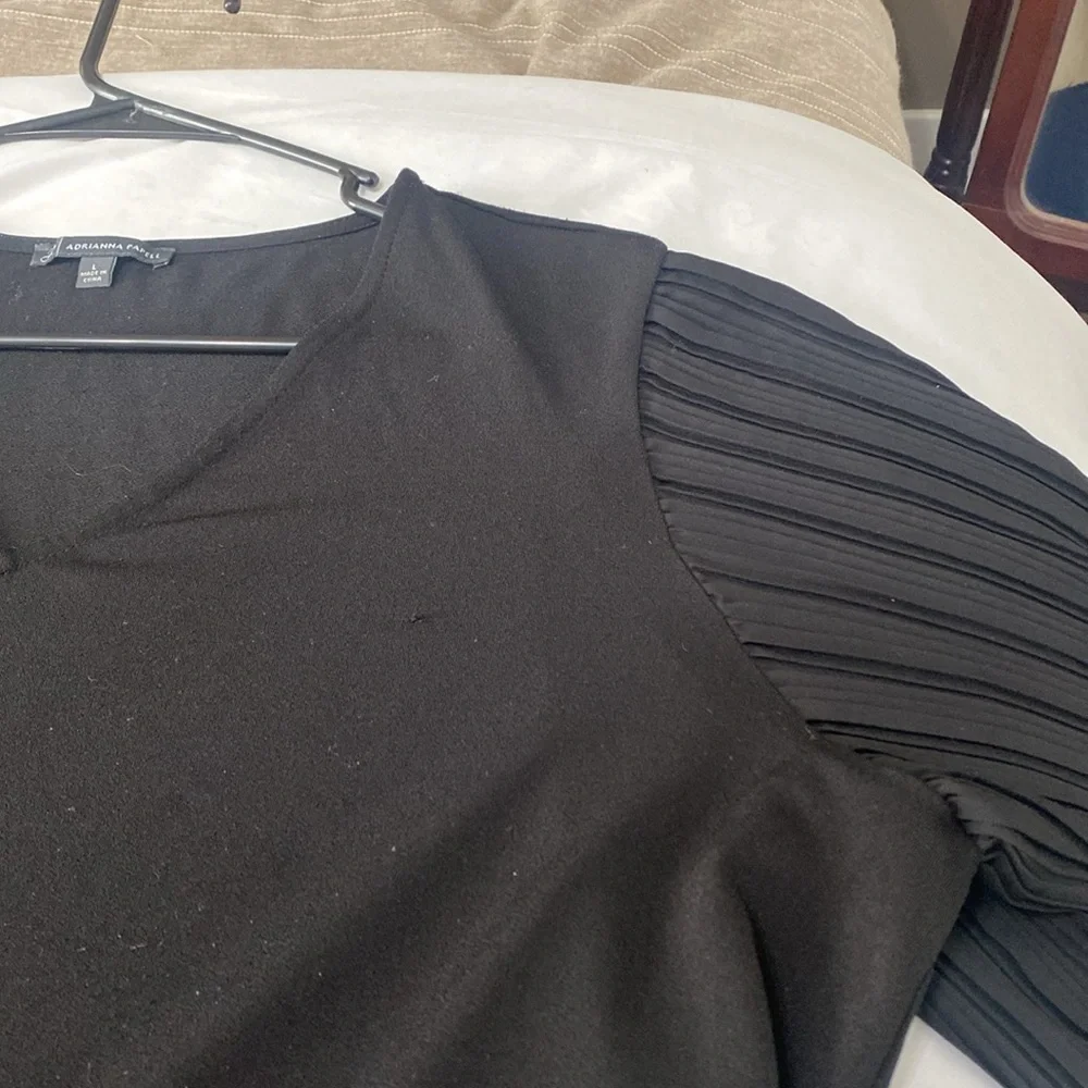 Adrianna Papell black v-neck blouse/top with long pleated sleeves. Women's L - Picture 13 of 13